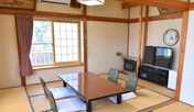 *【客室一例】畳のお部屋でゆっくりとおくつろぎください。