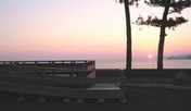 目戸小公園からの夕日（ペンションから１分）