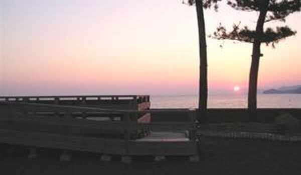 目戸小公園からの夕日（ペンションから１分）