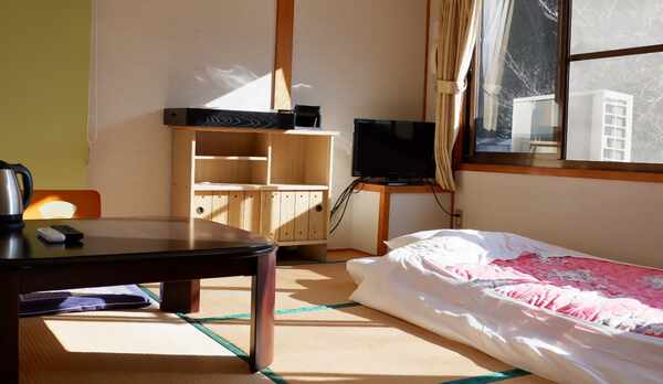 *【客室一例】男性専用和室6畳。お布団はご到着前に敷かせていただいております。