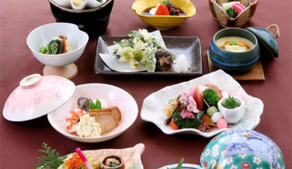 懐石料理（一例）　口コミ★★★★★&rarr;夕食も朝食も食べ切れないほどで食前酒も美味しかったです。