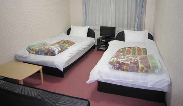 ・【バス付ツイントリプル】お部屋にはベッド２台とソファベッド１台が利用できます