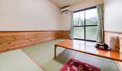 *【客室一例】和室6畳。窓越しにはハイビスカスの垣根が見えます