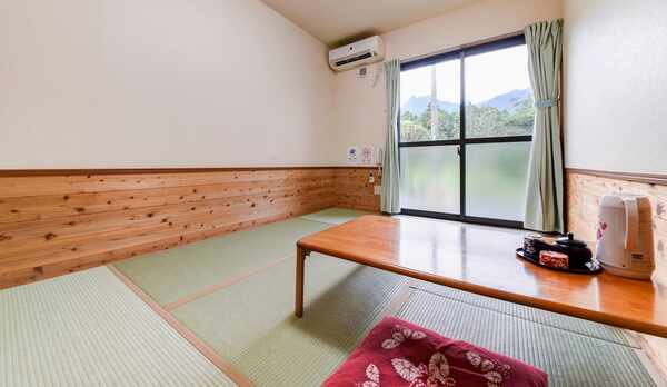 *【客室一例】和室6畳。窓越しにはハイビスカスの垣根が見えます