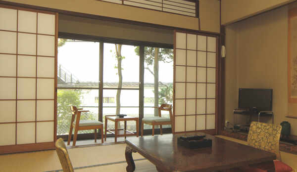 小川のほとりを通るさわやかな風の音を聞きながら、時を忘れごゆっくりお寛ぎ下さい