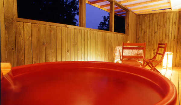 露天付洋室ダブルルームガウディに備わる(陶器風呂）