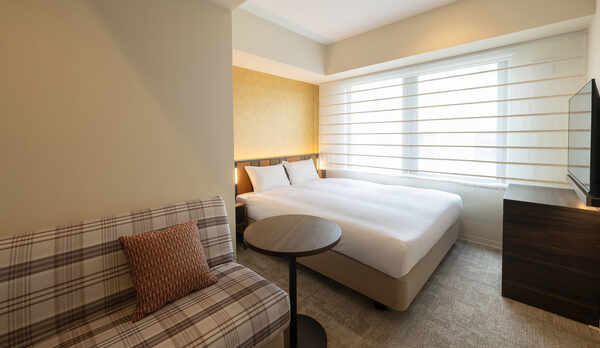 【スーペリアダブル/20-23m&sup2;】ソファをベッドとして活用することで最大3名様までご宿泊可能です。