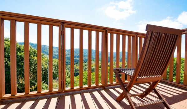 紅彩館 部屋ベランダ 〜虎取山や吾妻の山々が望めます〜