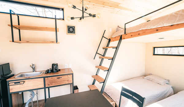 ・【トレーラーハウス／ベッド】いつでも横になっていただけるような作りで、遊び疲れた日にも安心です◎