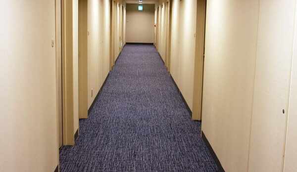 6階廊下の改装が完了しました！カーペットと壁紙が新しくなりました！（2020年4月）
