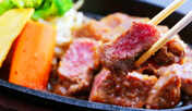 #国産和牛の陶板焼き　アツアツの鉄板で焼き上げるので肉本来の柔らかさとジューシーさをお楽しみ頂けます