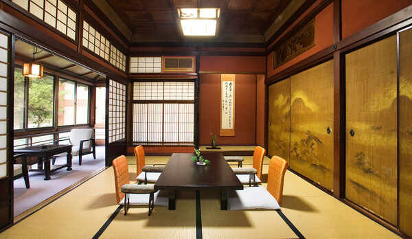 伝統の客室【鶏の間】美しい襖絵や欄間に施された匠の技をご覧いただける客室。