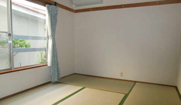 客室　２人部屋　　｛バス・トイレ・エアコン付き｝