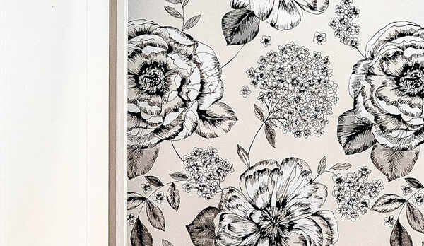 ・1F　ツインルーム　白いお花が特徴の落ち着いた雰囲気の内装