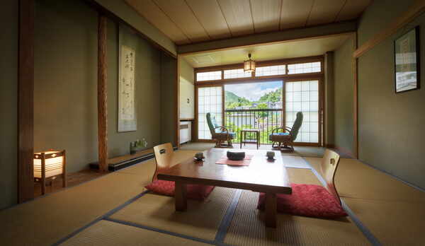 【和室】大自然を満喫できる、木の香りがする落ち着いた和室です。