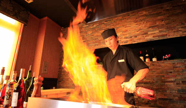 ライブキッチンでの迫力ある炎の演出