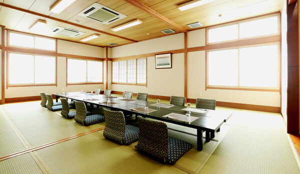 広々和室◆10畳と15畳の広いお部屋。仕切りを取れば25畳の広い宴会場にもなります。 (2)