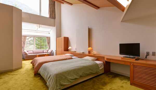 *【樹林棟洋室（新緑）】新緑の清々しい光が差し込む吹き抜けのお部屋です。