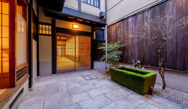 【入口】奥に長細い作りの京町屋