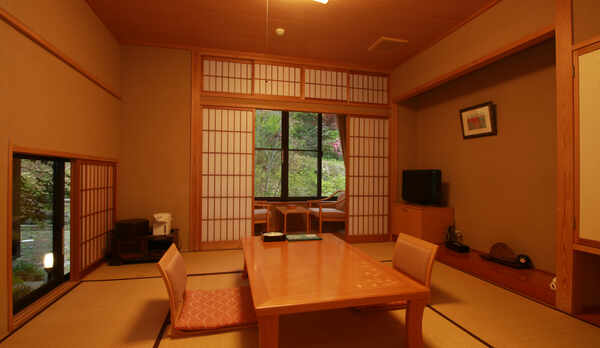 #純和風客室　和の良さを閉じ込めた安らぎの客室です。客室専用のお風呂もございます。