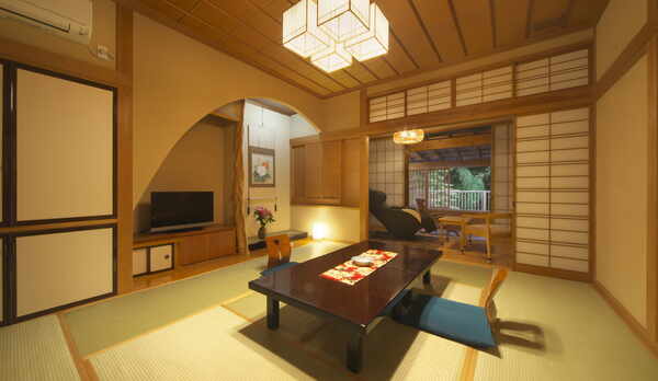 【本館】マッサージチェアが置かれた広縁や、テラスの露天風呂が贅沢な客室（写真は清流の館）