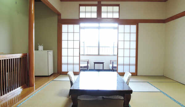 *客室/明るい光が差し込む和室からは小田の浜ビーチが見えます。