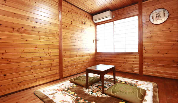 おまかせ部屋◆コテージ風の木の造り♪