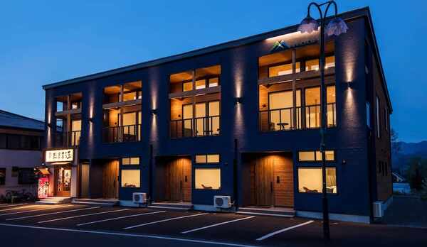 施設の正面 (日没後)