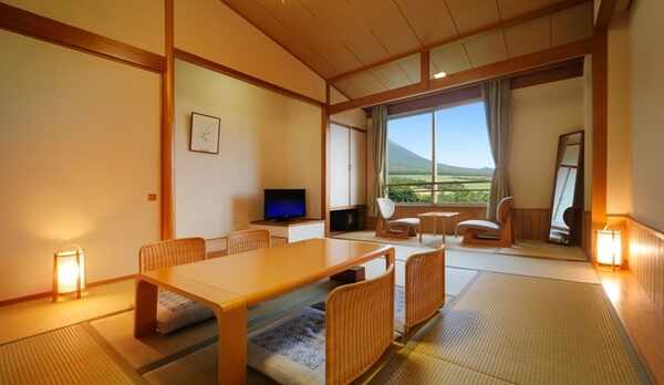 【和室（12畳間+広縁）】南部富士「岩手山」と一帯の牧野の絶景を望む落ち着いたお部屋です