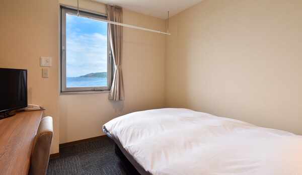 *【別館シングル一例】セミダブルのベッドでゆったりお寛ぎくださいませ。