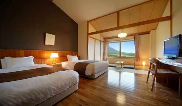 【和洋室（38.1㎡）】南部富士「岩手山」と一帯の牧野を望む眺望抜群のお部屋です