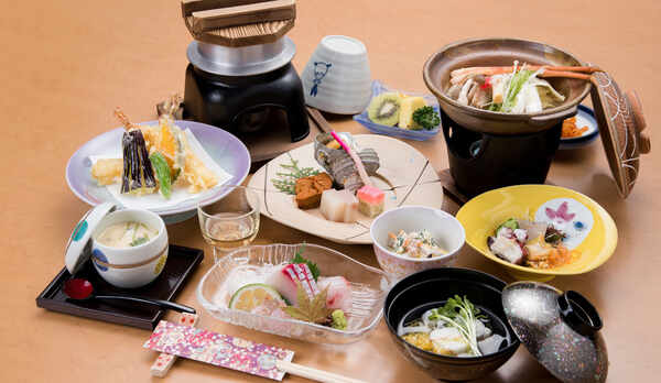 *【夕食一例】新鮮な山海の幸が自慢のふるさと料理をご堪能下さい。