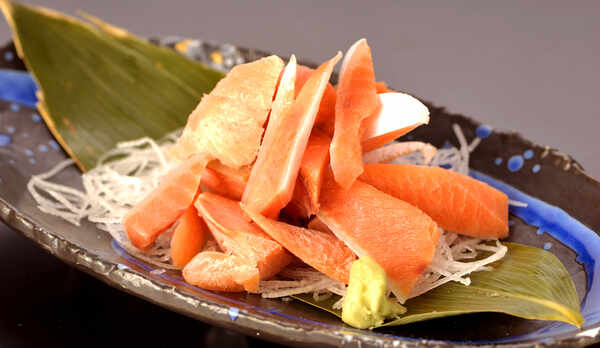 【鮭児のルイベ】北海道の郷土料理であるルイベ。凍らすことによって鮭の風味が増し、旨味が広がります。