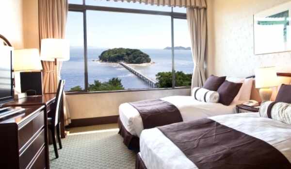 三河湾と竹島を眺めるスーペリアツイン（ベッドルーム）