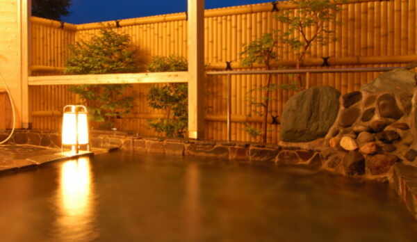 貸切露天・星の湯（繁忙期のみ営業）16:00〜22:00終了   屋根なしで開放的　星空が見えます