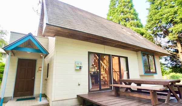 貸別荘　塚原ラルゴ・外観丨一棟貸しの塚原ラルゴでは、お庭でごゆっくり寛いでお過ごしくださいませ