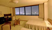 ◆窓いっぱいから夜景を望める和洋室。10畳+ツインベッドタイプ