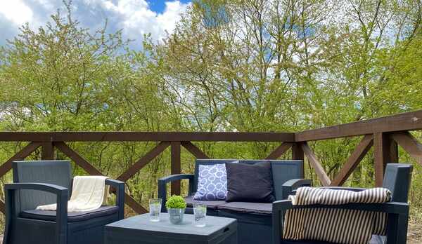 高原の澄んだ空気が気持ちのよいデッキテラス