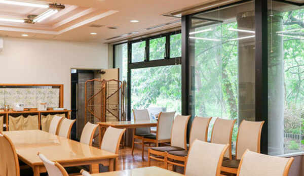 *【食堂】大きな窓からは四季折々の木立が望めます