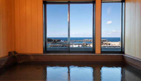 【大浴場】間人港と日本海を一望しながら、温泉の大浴場でゆったりとした時間を。