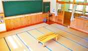 *【教室（和室）一例】教室が畳敷きになったお部屋。黒板にチョークで自由に落書きもできますよ♪
