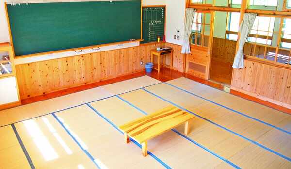 *【教室（和室）一例】教室が畳敷きになったお部屋。黒板にチョークで自由に落書きもできますよ♪