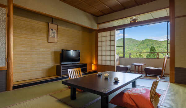 【和室10畳‐町景】高台から望む温泉街の景色が心を癒します。