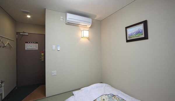 シングルお布団タイプ　和布団＋ちゃぶ台(本館)となります。