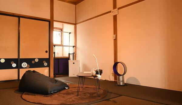 6畳襖仕切り個室2人まで宿泊可