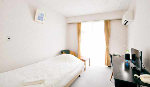 【セミダブルルーム】広いセミダブルベッドをゆったり利用できます