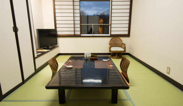 時間のかかる夕食コースはダイニングを使用せずお部屋食＆完全個室でのお食事が可能なプランがございます。