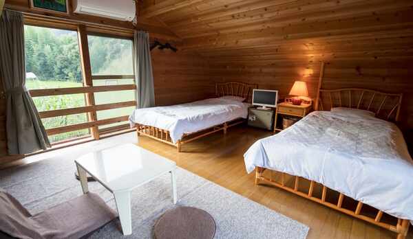 *洋室ツイン/馬小屋の2階にある客室です。エサを食べる音や、鳴き声など感じながらご宿泊いただけます。