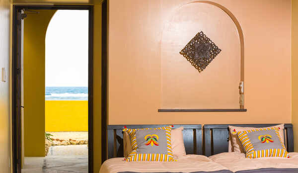 ・＜客室一例＞お部屋から一歩出てみると一面に沖縄の美しい海が望める