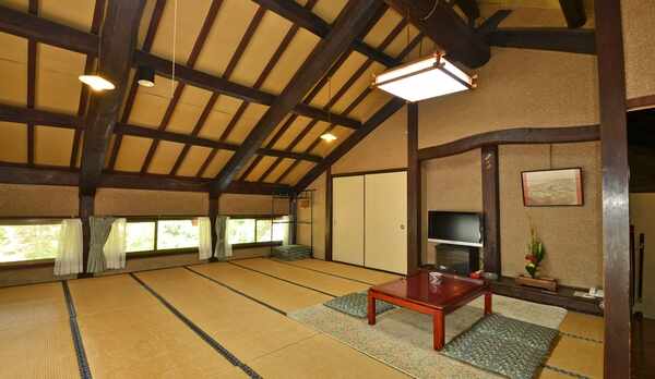 *【本館客室】の一例。2F大広間。高い天井や独特の窓など、日本建築を楽しめます。